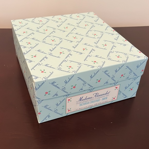 Madame Alexander's 8" Victorian Christmas #19970 - Picture 9 of 10